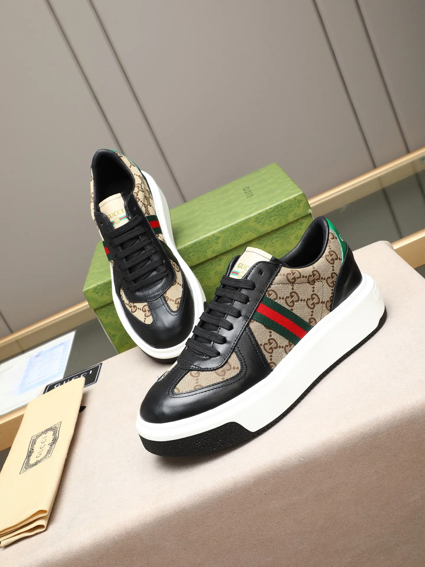 Men's shoes 💰480 New men's shoes GUCCI Fashion trend Made of first-layer calfskin ➕ washed sheep lining! The foot feels super comfortable and the workmanship is impeccable. Foam ultra-light outsole, size: 38-44 (45 customized) 4 colors to choose from!